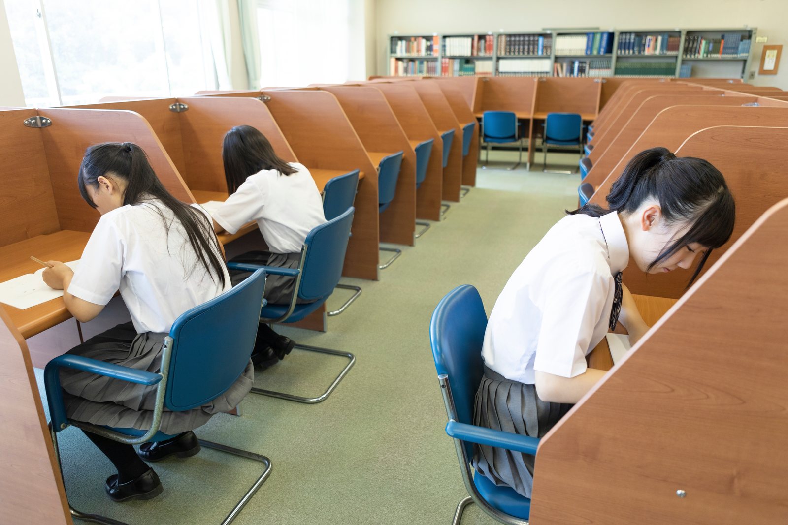 学習塾の個別ブースで学ぶ生徒たち