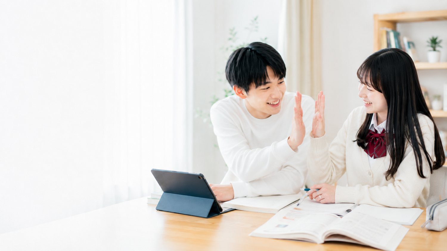 現役京大生が生徒の質問にあたたかく対応する様子